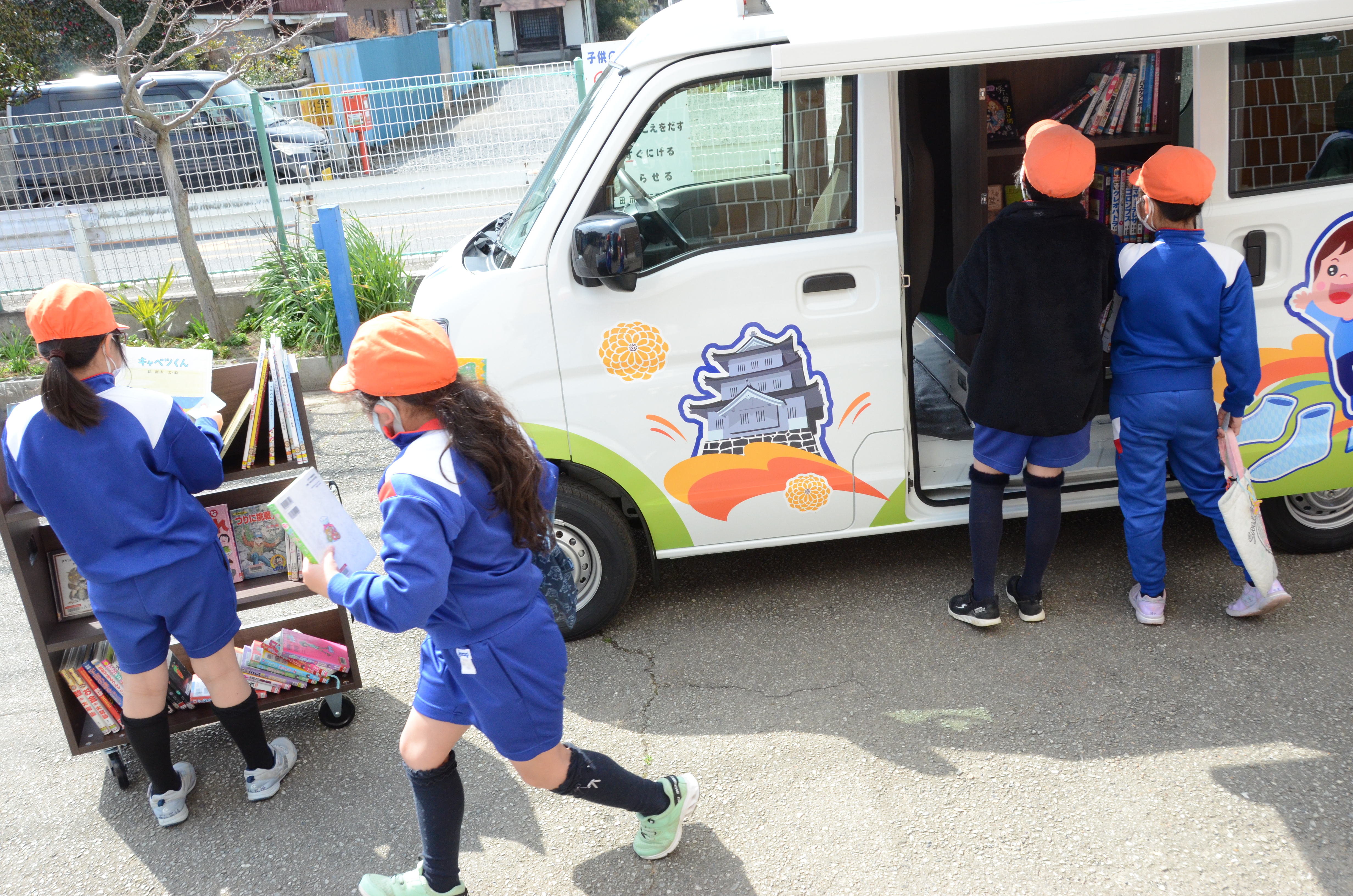 たびりん号の周りにいる小学生の子どもたち