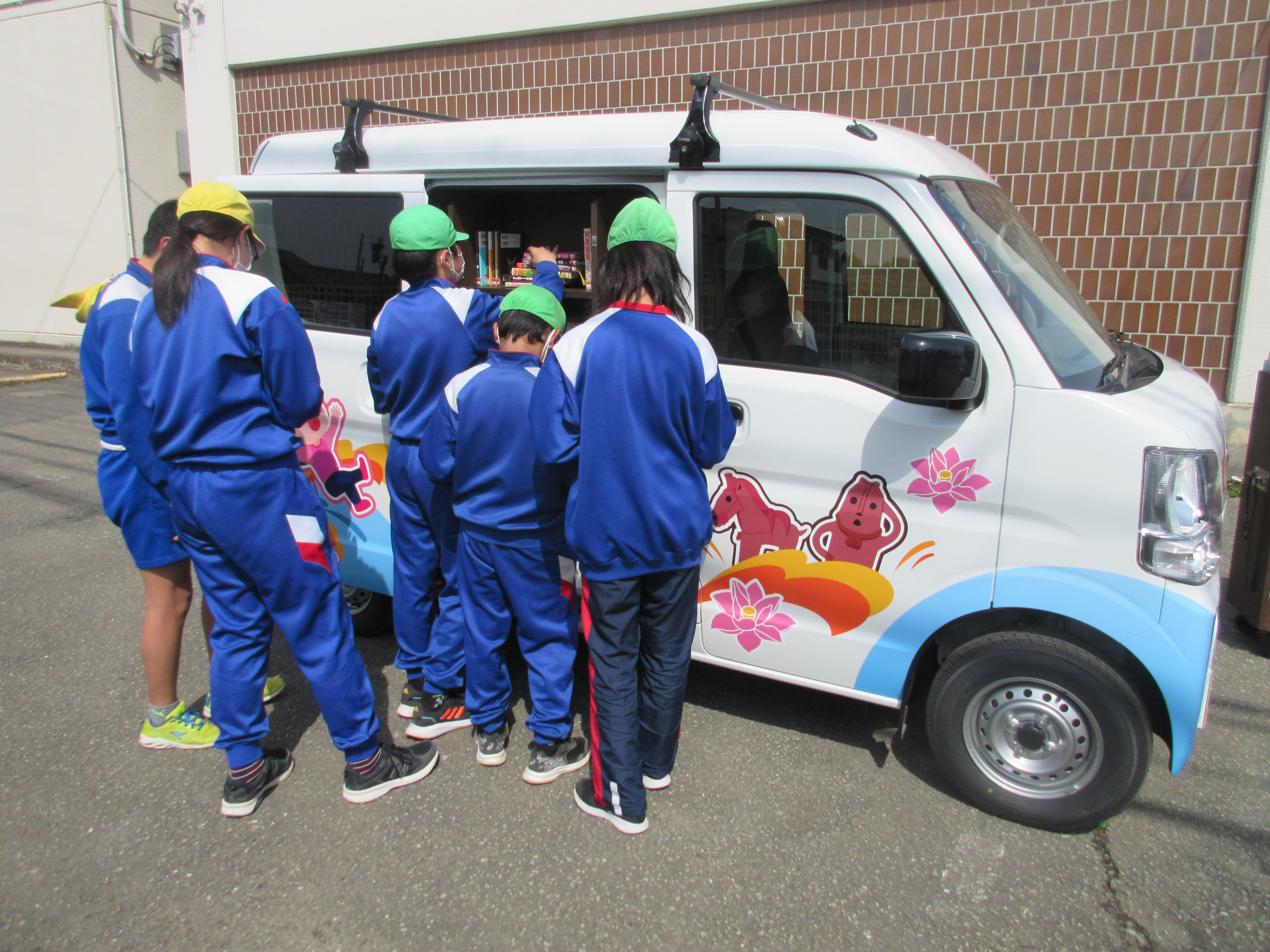 たびりん号に並ぶ小学生の子どもたち