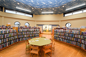 行田市立図書館　館内の写真